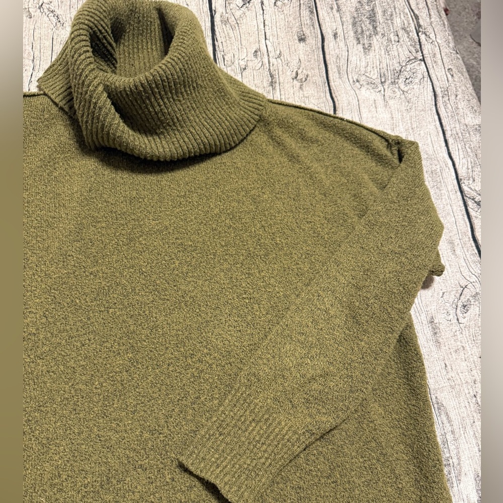 Gorgeous chunky, super soft knitted turtleneck sweater. Size L. Bar III (Macy’s)